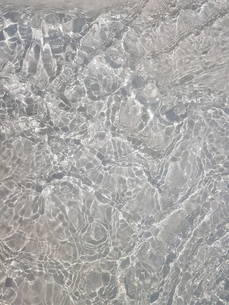 Kum üzerinde köpük ile Beach Ocean dalgalar. Üstte görüntü 