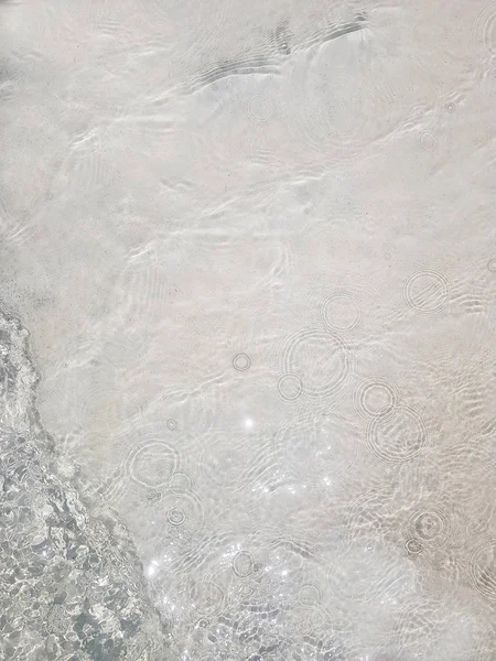 Kum üzerinde köpük ile Beach Ocean dalgalar. Üstte görüntü 