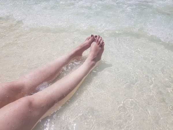 Kadının bacakları berrak suda