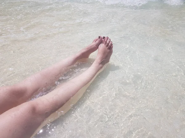 Kadının bacakları berrak suda