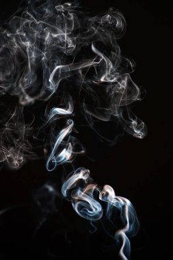 dumanı siyah arkaplanda