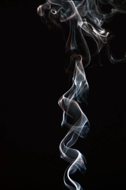 dumanı siyah arkaplanda