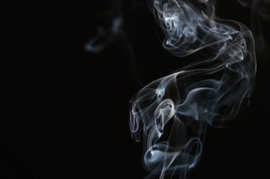 dumanı siyah arkaplanda