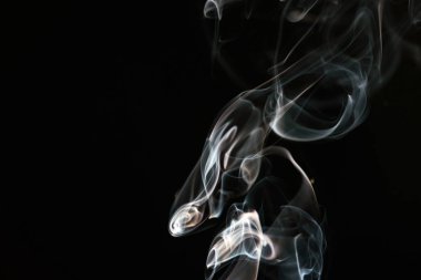 dumanı siyah arkaplanda