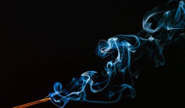 dumanı siyah arkaplanda