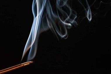 dumanı siyah arkaplanda