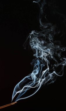dumanı siyah arkaplanda