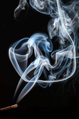 dumanı siyah arkaplanda