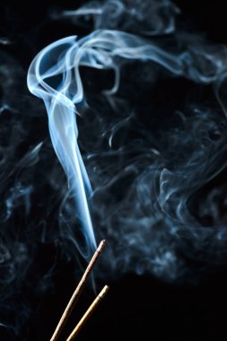 dumanı siyah arkaplanda