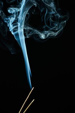 dumanı siyah arkaplanda