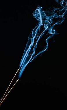 dumanı siyah arkaplanda