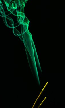 dumanı siyah arkaplanda