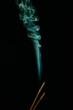 dumanı siyah arkaplanda