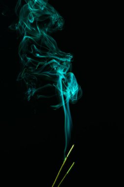 dumanı siyah arkaplanda