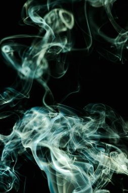 dumanı siyah arkaplanda