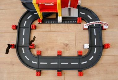 araba yarışı için oyuncak yarış pisti