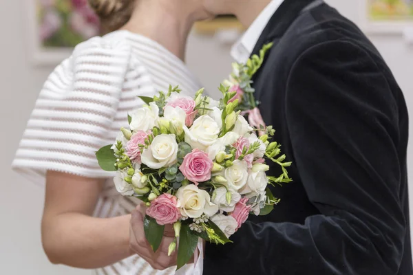 Жених Невеста Держат Букет Роз Свадьбе Крупным Планом — стоковое фото