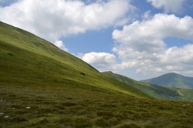 Dağ tarafı harika yaz günü, renkli açık saçık fotoğraf