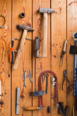 Ahşap duvarda asılı marangozluk aletleri