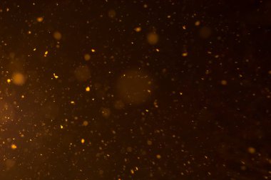 Gece, güzel kar yağışı arka planda kar