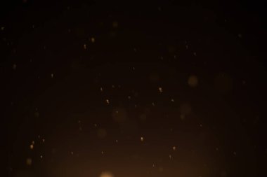 Gece, güzel kar yağışı arka planda kar