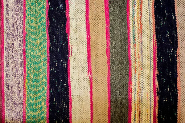 家で色のストライプの伝統的な色のカーペット — ストック写真