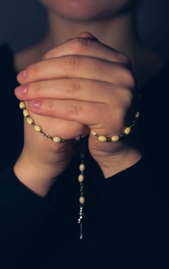 Kişi dua tespih, katlanmış elleriyle fotoğrafı