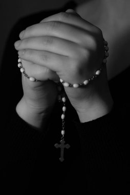 Kişi dua tespih, katlanmış elleriyle fotoğrafı