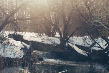 Ahşap, güneşli gün kışın nehirde