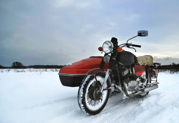 老摩托车与 Sidecar 在冬天领域 — 图库照片