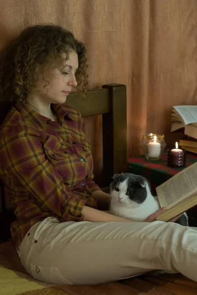 Menina Gato Lendo Livro Aberto Cama — Fotografia de Stock