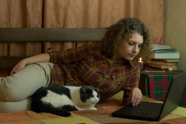 Menina Com Gato Laptop Sentado Cama — Fotografia de Stock