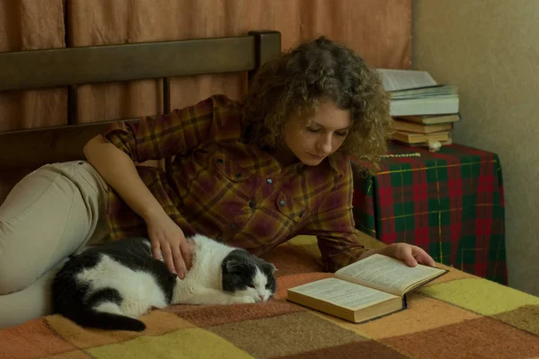 Menina Gato Lendo Livro Aberto Cama — Fotografia de Stock