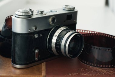 Fotoğraf filminin yanındaki fotoğraflarda eski kamera var.