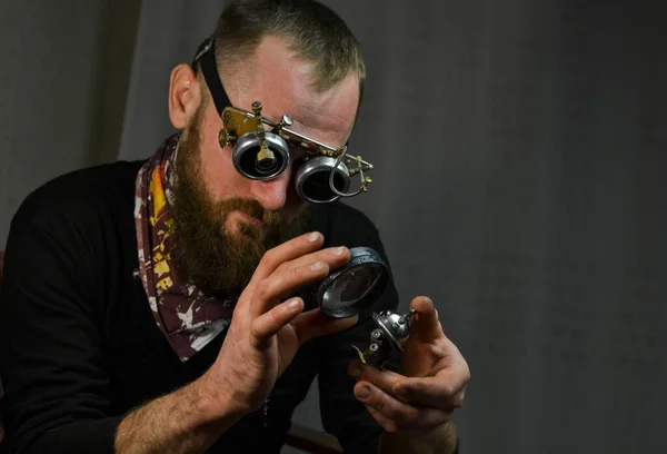 Steampunk Homme Portant Des Lunettes Gardant Robot — Photo