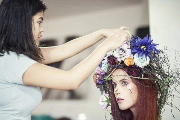 Sahne arkasında saç stilisti ve modeli ile