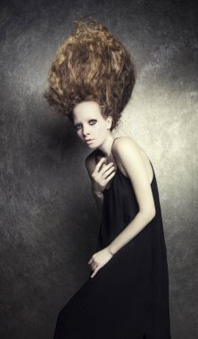 Çılgın saç modeli ile kız portresi