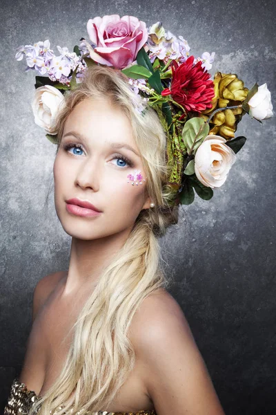 Portret Dziewczynki Korony Kwiatów — Zdjęcie stockowe
