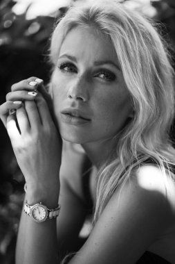 Genç sarışın kadın portresi