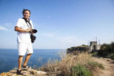 Adam kamera yürüyüş doğa ile