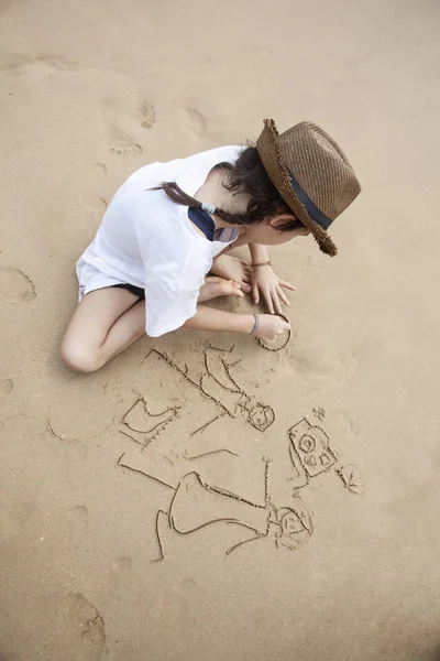 Meisje Het Kind Tekent Het Zand — Stockfoto