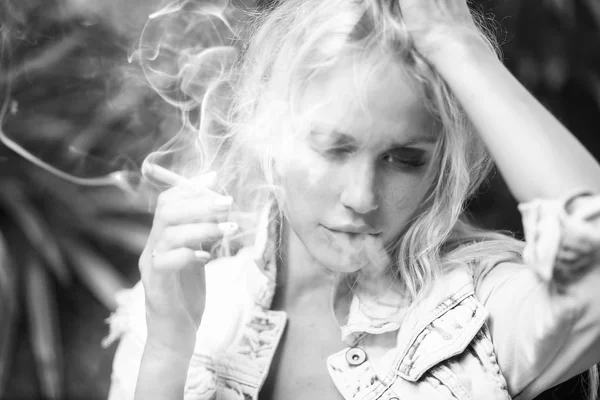 Retrato Menina Fumante Loira — Fotografia de Stock