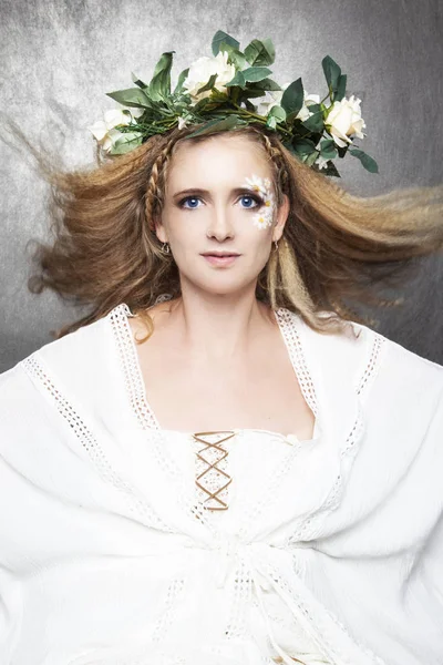 Portrait Fille Avec Couronne Fleurs — Photo