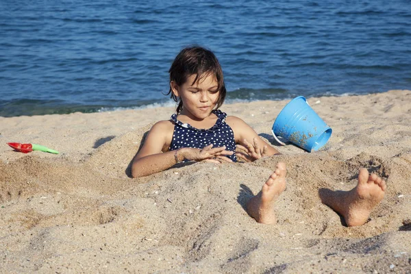 Meisje Spelen Het Zand — Stockfoto