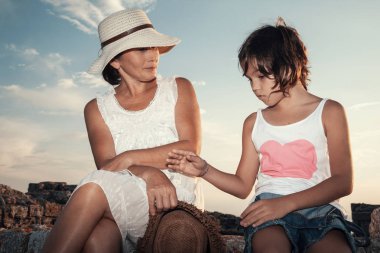 Gün batımı sırasında aile gezisi