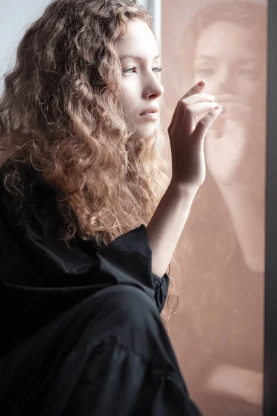 Piękna Dziewczyna Smutna Przez Okno — Zdjęcie stockowe