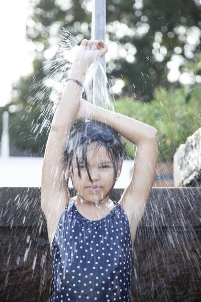 Niño Tomando Ducha Aire Libre — Foto de Stock