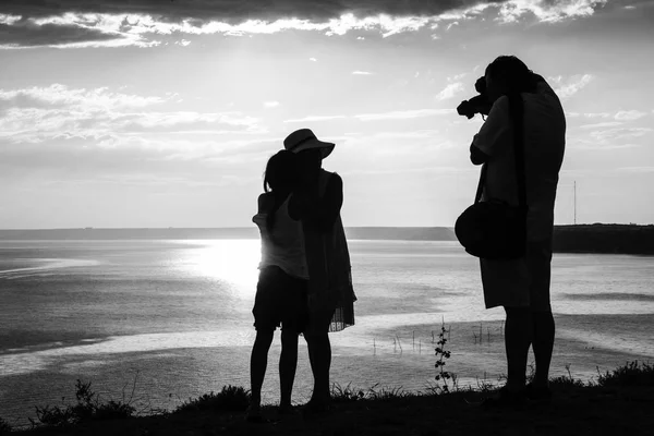 Fotograaf Neemt Foto Van Moeder Kinderen Aan Kust Bij Zonsondergang — Stockfoto