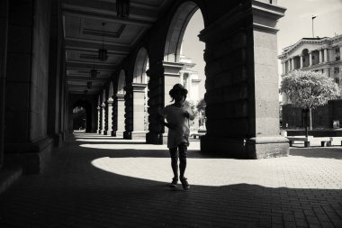 Sofia, Bulgaristan - 1 Eylül 2018: Küçük kız yakınındaki Central mağaza yürüyüş güneşli gün, Sofia, Bulgaristan