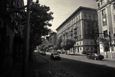 Sofia, Bulgaristan - 1 Eylül 2018: Center'da büyük cadde boyunca güneşli gün sürüş araba